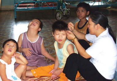 ແບ່ງປັນຄວາມຫຍຸ້ງຍາກກັບຜູ້ປະສົບເຄາະຮ້າຍຈາກທາດພິດສີສົ້ມດີໂອຊີນ